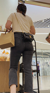 性感紧身大翘臀少妇小姐姐