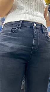 美女展现令人心动的性感翘臀