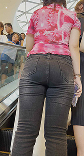 紧身牛仔裤散发无限魅力