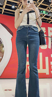紧身牛仔裤露背大美女
