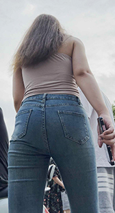 紧身翘臀牛仔裤少妇