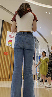 商场长腿包臀蓝牛妹子