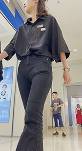 紧身黑牛仔小姐姐