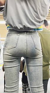 紧身牛仔裤勾勒完美臀条