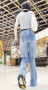 紧身牛仔裤美女散发迷人魅力