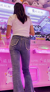 包臀紧牛小姐姐夹娃娃