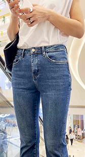 紧身牛仔裤勾勒完美金三角