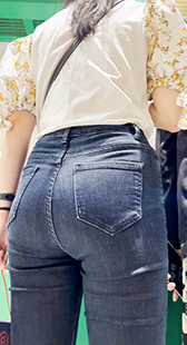 中秋献礼紧身牛仔裤彰显美臀魅力