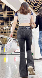 国庆献礼性感露腰紧臀大屁股美女