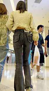 商场露腰长腿学妹