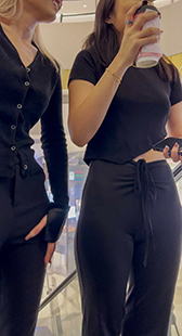 性感黑裤两靓女我看行