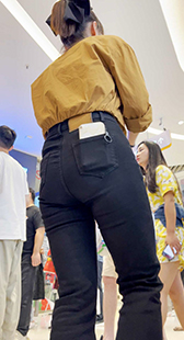 紧身牛仔裤衬托下的翘臀