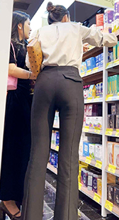 紧身西裤勾勒内痕真好看