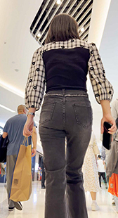 商场黑牛仔包臀少妇