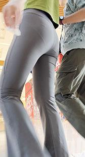 性感鲨鱼裤透内痕小姐姐