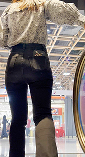 黑裤少妇散发迷人魅力