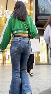 紧身牛仔裤勾勒翘臀