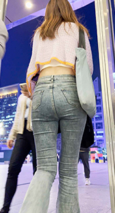 露腰包臀牛仔小姐姐