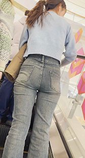 商场紧牛仔小少妇