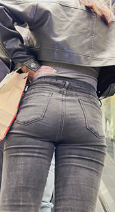 超紧黑牛仔走路严重变形记