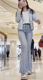 包臀紧牛金三角妹子