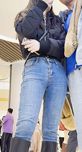 紧身蓝色牛仔裤小情侣