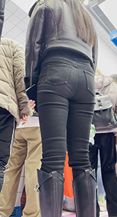 高挑长发紧臀少妇