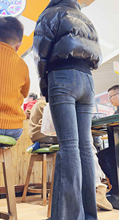 蓝色牛仔裤小妈妈