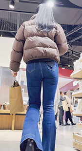 蓝牛清爽美女穿着羽绒马夹取MUJI退货