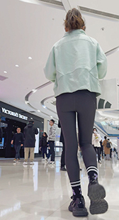 超紧瑜伽裤妹子