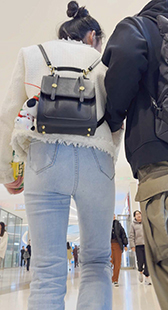 商场包臀牛仔熟妇