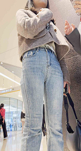 紧身灰牛仔金三角妹子