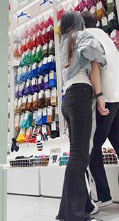 商场长发紧臀小姐姐