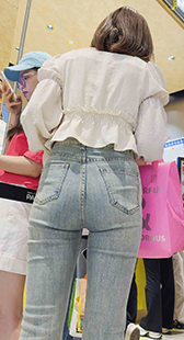 后紧前翘包臀小姐姐