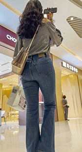 长腿紧身牛仔紧臀少妇