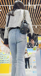 紧身灰牛仔长发小姐姐