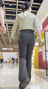 细腰长腿圆臀鲨鱼裤妹子