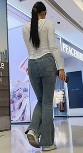 性感紧臀蛇精脸长发小姐姐