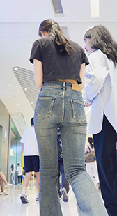 包臀商场黑牛仔小姐姐