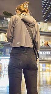 高挑黑牛仔透内痕妹子