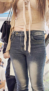 包臀露腰金三角小姐姐