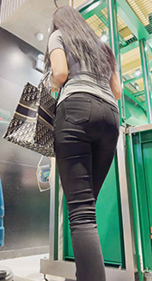 长发黑裤透内痕妹子