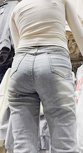 灰牛仔紧臀透内痕少妇