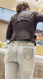 紧身白牛仔丰臀少妇