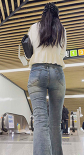 长发紧臀牛仔小姐姐