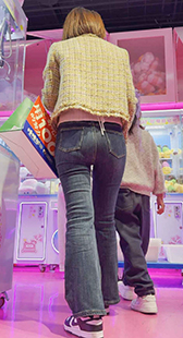 商场包臀紧牛仔妹子