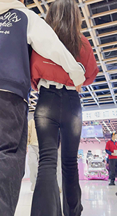 商场包臀黑牛仔小太妹