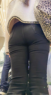 丰满圆润黑裤紧臀少妇