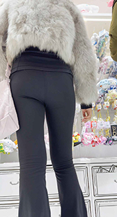 商场包臀黑裤少妇