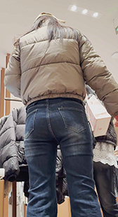商场包臀牛仔少妇